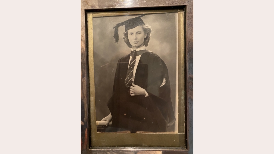 Rona Graduation 897 x 505 cream background