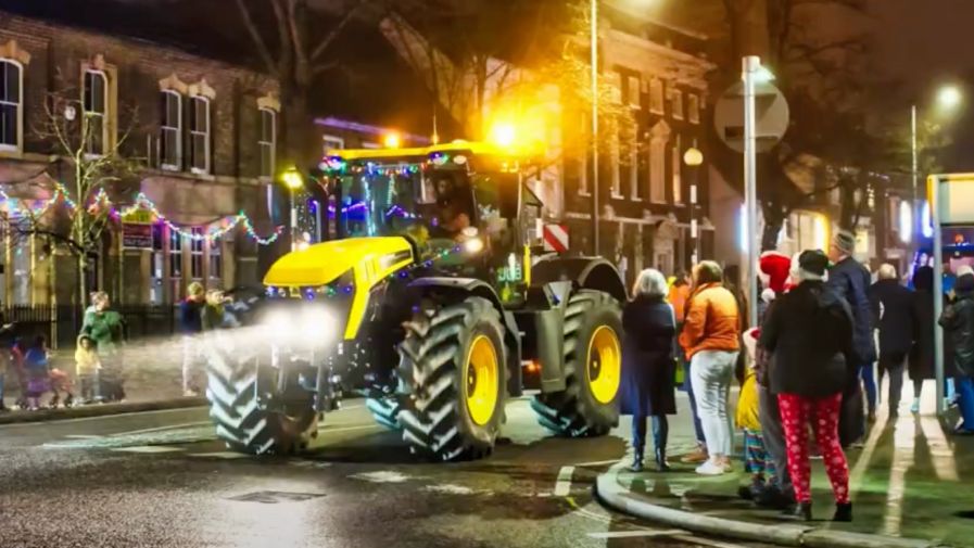 Tractor parde image