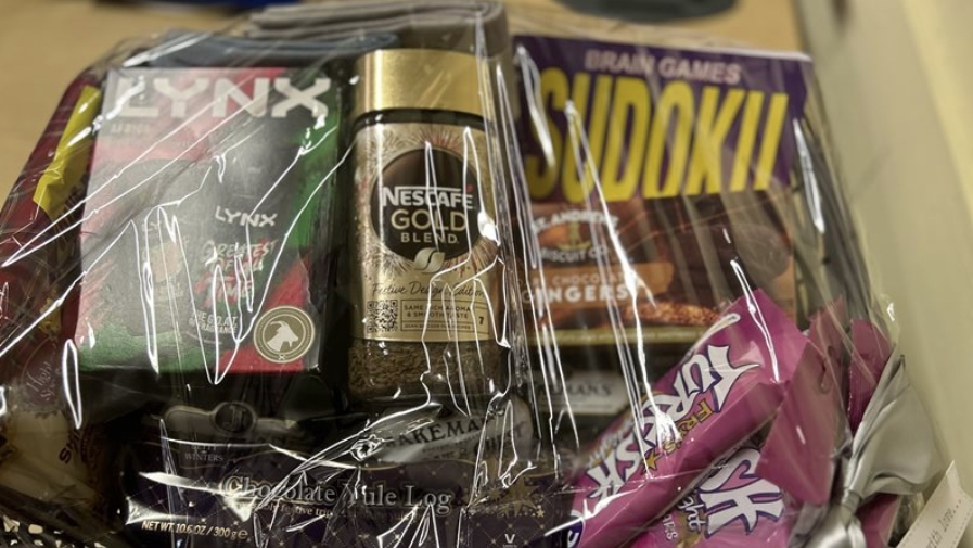 Hamper April